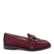 Bordeauxkleurige suède loafer met accessoire aan de voorkant Roberto F...