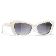 Elegante ovale zonnebril met wit acetaat frame Chanel , White , Dames