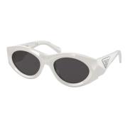 Verhoog je stijl met witte en donkergrijze zonnebril Prada , White , D...