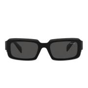 Rechthoekige zonnebril met zwart montuur en donkergrijze lenzen Prada ...