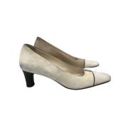 Pre-owned Suede heels Chanel Vintage , Beige , Dames