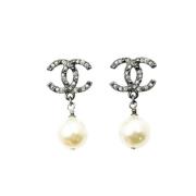 Pre-owned Metal earrings Chanel Vintage , Gray , Dames