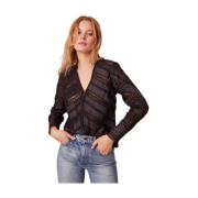 Victoriaans geïnspireerde V-hals blouse met kantdetails Loveshackfancy...