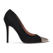 Zwarte suède pumps met metalen decoratie op de neus Kazar , Black , Da...