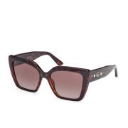 Stijlvolle zonnebril in bruine tint Guess , Brown , Dames