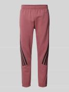 Slim fit sweatpants met labeltypische strepen