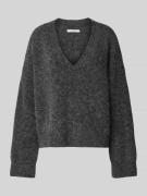 Oversized gebreide pullover met V-hals, model 'Alpha'