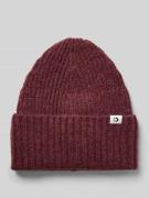 Ribgebreide beanie met logopatch op de omslag