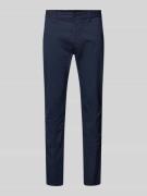 Slim fit chino met ceintuurlussen.