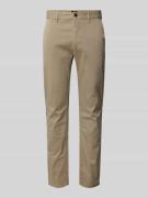 Slim fit chino met ceintuurlussen.