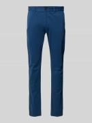 Slim fit chino met ceintuurlussen.