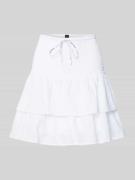 Minirok met broderie anglaise en volantzoom