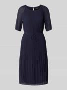 Getailleerde chiffon jurk met strikceintuur