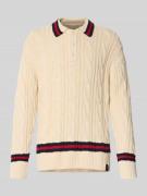 Gebreide pullover met kabelpatroon en polokraag