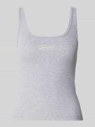 Slim fit tanktop in riblook met labelstitching