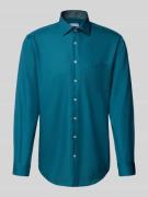 Regular fit zakelijk overhemd met kentkraag en borstzak