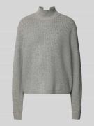 Gebreide pullover met opstaande kraag en extra brede schouders