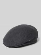 Wollen muts met labelapplicatie