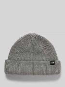 Gebreide muts met brede omslag en labeldetail