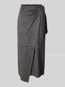 Getailleerde rok in leren look en knoopdetail