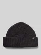 Gebreide muts met brede omslag en labeldetail