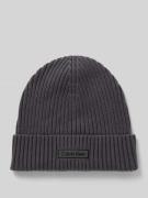 Gebreide muts met kasjmier en labelpatch