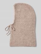 Muts in de vorm van een capuchon met wol