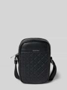 Schoudertas met doorgestikte naden en labeldetail