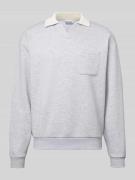 Sweatshirt met contrastkraag en borstzak met geborduurd logo