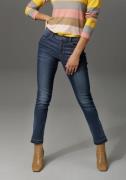 Aniston CASUAL Bootcut jeans trendy wassing ij de iets gerafelde voetz...