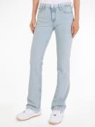 NU 20% KORTING: TOMMY JEANS Bootcut jeans Maddie met tommy jeans merkl...