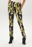 Aniston SELECTED Comfortbroek met trendy allover-print